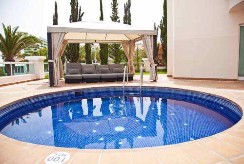 Habitaciones y suites con piscina privada en Flamingo Suites